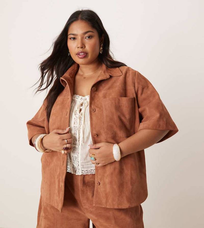 ASOS DESIGN Curve - Kastige Hemdbluse aus Wildleder in Hellbraun, Kombiteil von ASOS DESIGN