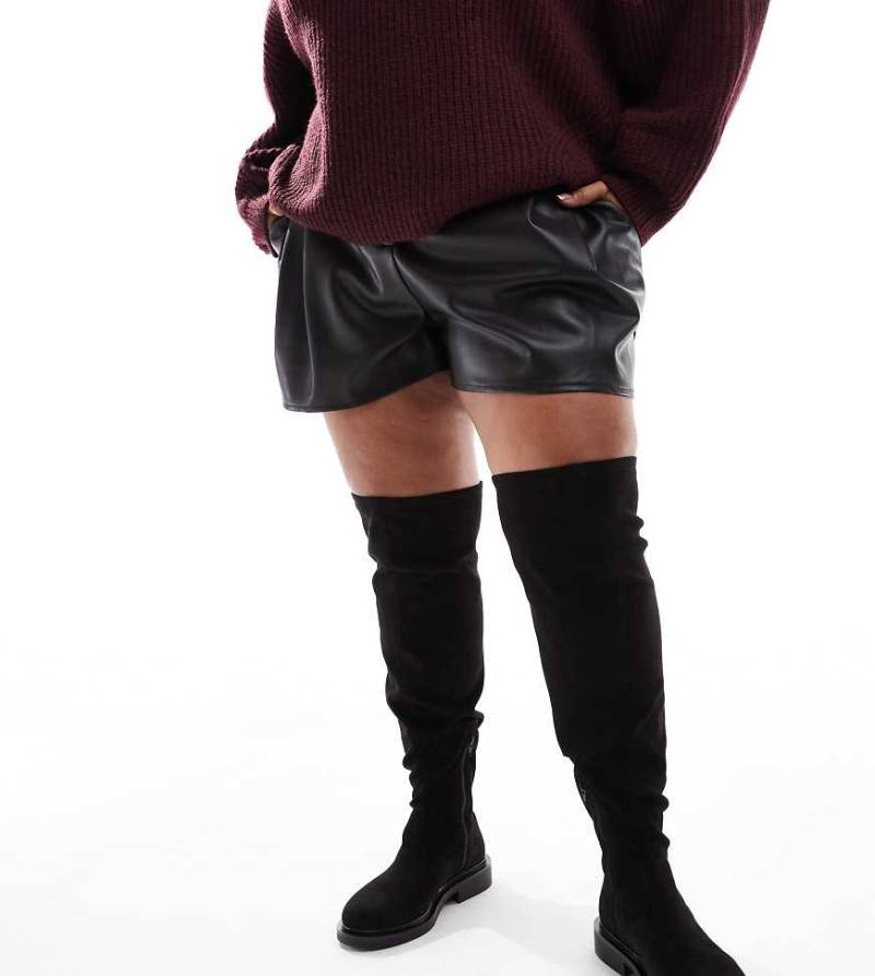 ASOS DESIGN Curve - Kaylee - Flache, elegante Overknee-Stiefel in Schwarz von ASOS DESIGN