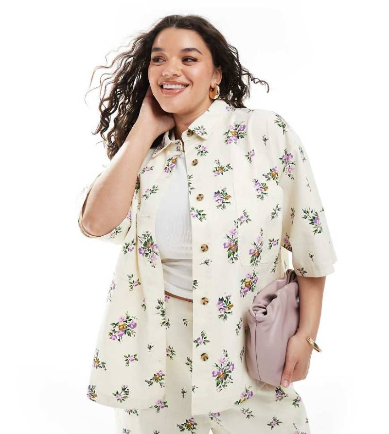 ASOS DESIGN Curve - Kurzärmelige Hemdbluse mit Blümchenprint, Kombiteil-Bunt von ASOS Curve