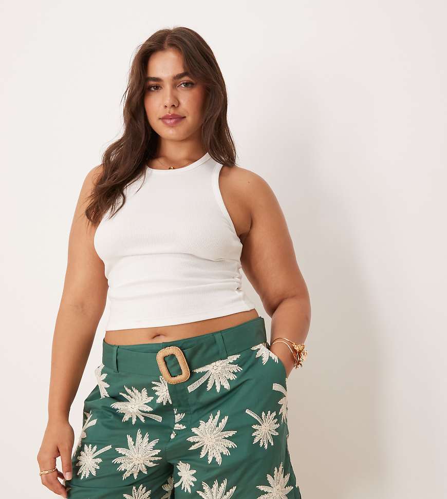 ASOS DESIGN Curve - Läufer-Shorts in Grün mit Stickerei und Gürteldetail von ASOS DESIGN