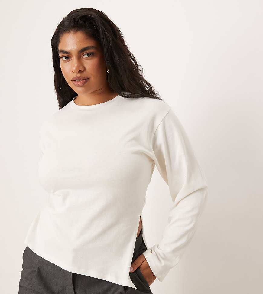 ASOS DESIGN Curve - Langärmliges T-Shirt in Creme mit asymmetrischem Saum und Abnähern an der Taille-Weiß von ASOS DESIGN