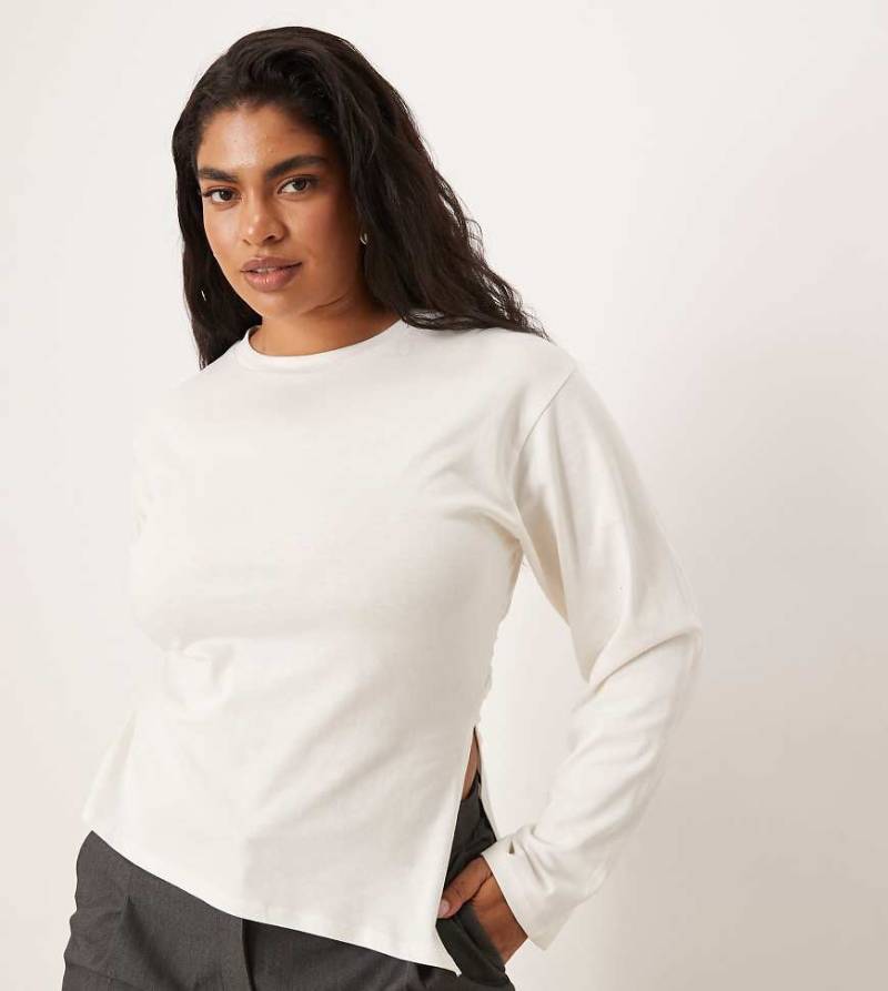 ASOS DESIGN Curve - Langärmliges T-Shirt in Creme mit asymmetrischem Saum und Abnähern an der Taille-Weiß von ASOS DESIGN
