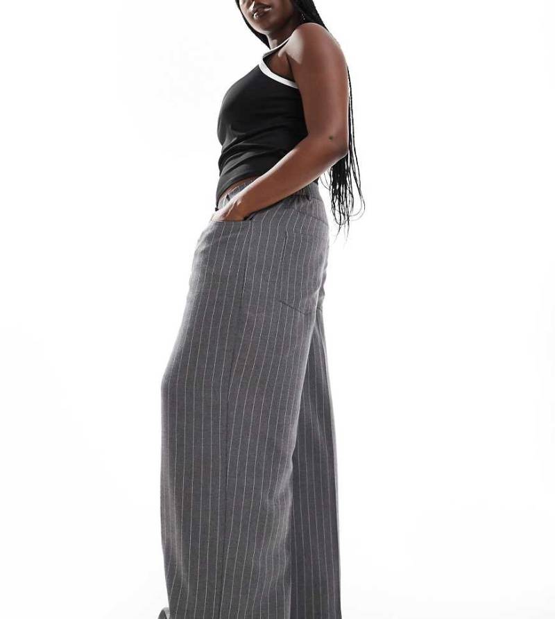 ASOS DESIGN Curve - Lockere, gerade geschnittene Hose in Grau gestreift mit 5-Taschen-Design von ASOS DESIGN