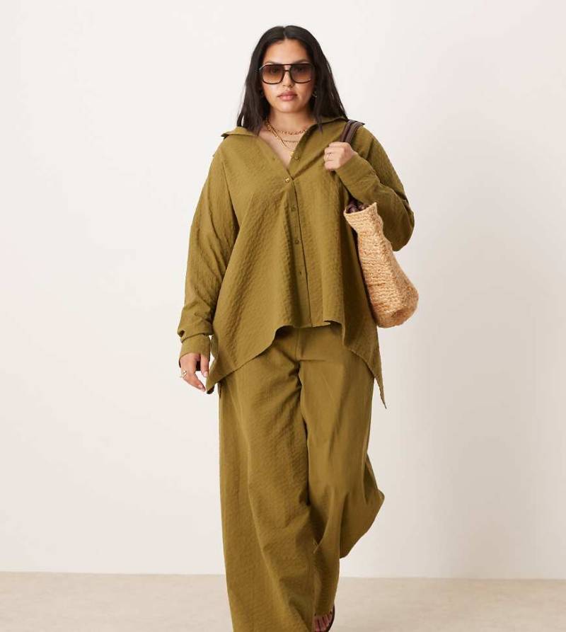 ASOS DESIGN Curve - Lockere Hose aus Seersucker in Olivgrün mit elastischem Bund, Kombiteil von ASOS DESIGN