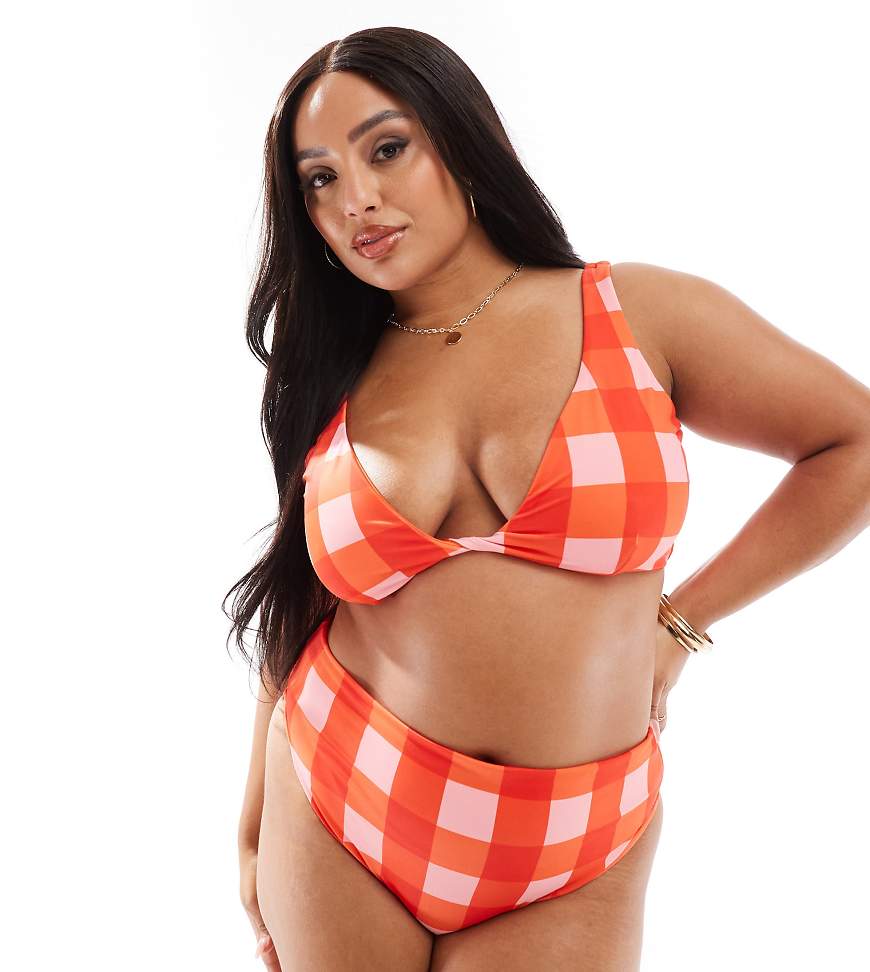 ASOS DESIGN Curve - Picnic - Bikinioberteil mit kurzem Schnitt, verdrehter Vorderseite und Vichy-Karos-Rot ASOS DESIGN Curve - Picnic - Bikinioberteil mit kurzem Schnitt, verdrehter Vorderseite und Vichy-Karos-Rot von ASOS Curve
