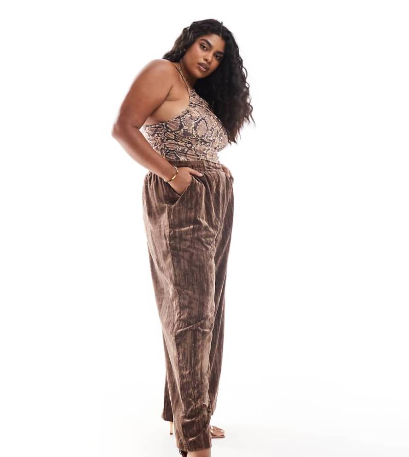 ASOS DESIGN Curve - Schlupfhose in Mokka aus Knittersamt-Braun von ASOS DESIGN