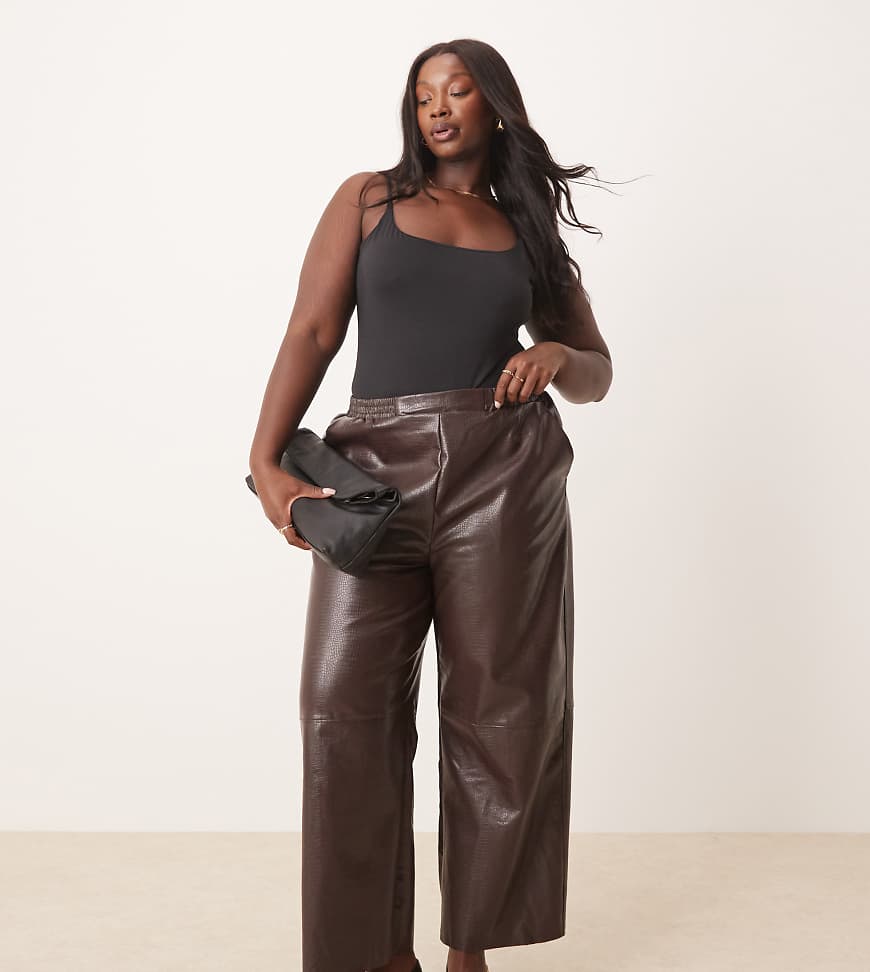 ASOS DESIGN Curve - Schlupfhose aus Kunstleder in Kroko-Braun mit abgerundetem Beinschnitt von ASOS DESIGN
