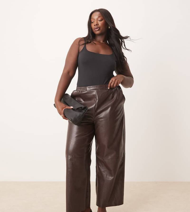 ASOS DESIGN Curve - Schlupfhose aus Kunstleder in Kroko-Braun mit abgerundetem Beinschnitt von ASOS DESIGN
