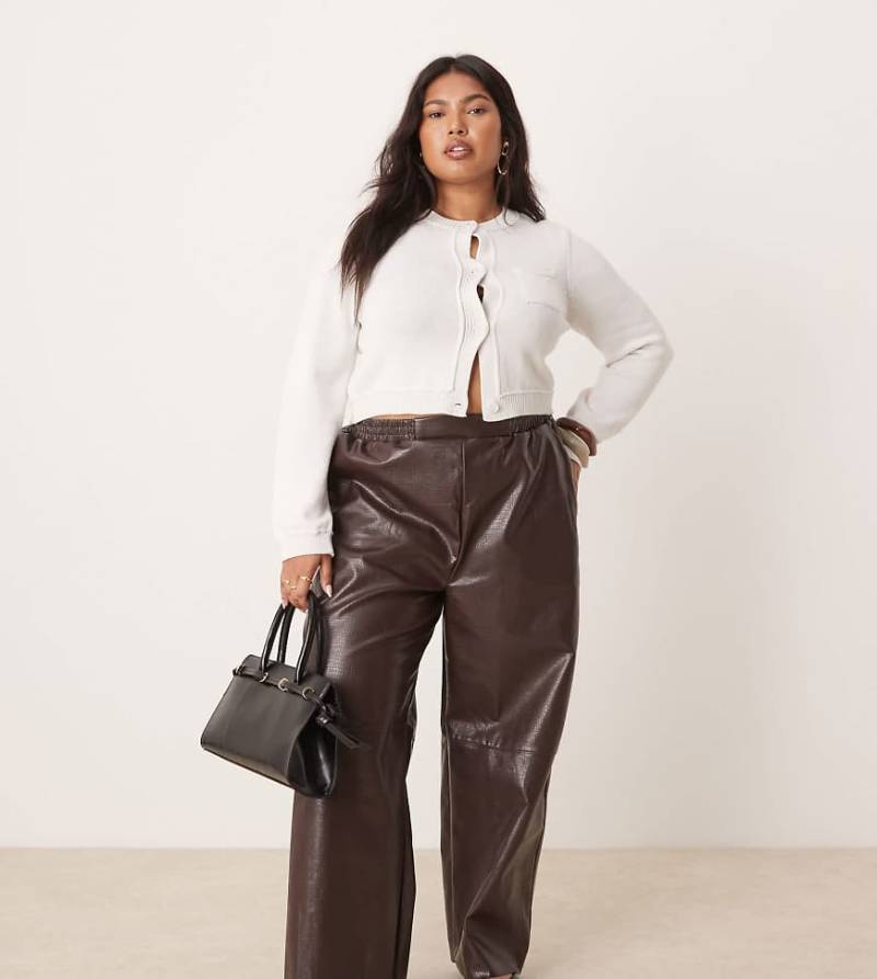 ASOS DESIGN Curve - Barrel Leg Schlupfhose in Schokoladenbraun aus Kunstleder von ASOS DESIGN