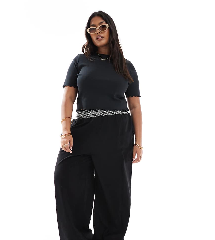ASOS DESIGN Curve - Schlupfhose aus Leinenmix in Schwarz mit weitem Bein und Bund mit gesmoktem Muster in Creme-Bunt von ASOS Curve