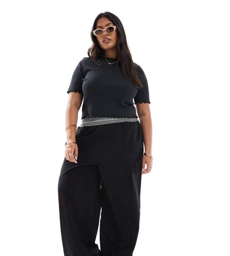 ASOS DESIGN Curve - Schlupfhose aus Leinenmix in Schwarz mit weitem Bein und Bund mit gesmoktem Muster in Creme-Bunt von ASOS Curve