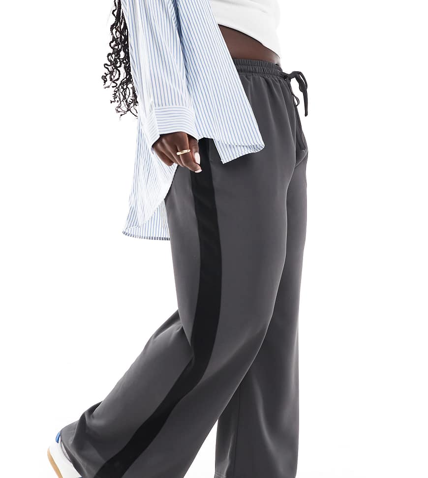 ASOS DESIGN Curve - Schlupfhose in Anthrazit mit Kontrastbahn-Grau von ASOS DESIGN