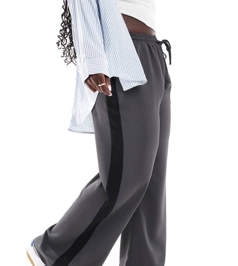 ASOS DESIGN Curve - Schlupfhose in Anthrazit mit Kontrastbahn-Grau von ASOS DESIGN