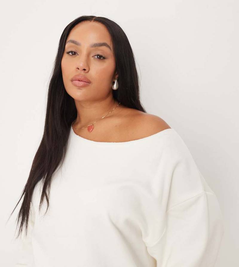ASOS DESIGN Curve - Schulterfreies Oversize-Sweatshirt in Weiß von ASOS DESIGN