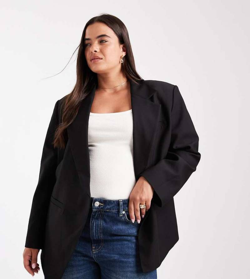 ASOS DESIGN Curve - Taillierter Blazer in Schwarz mit elegantem Flair von ASOS DESIGN