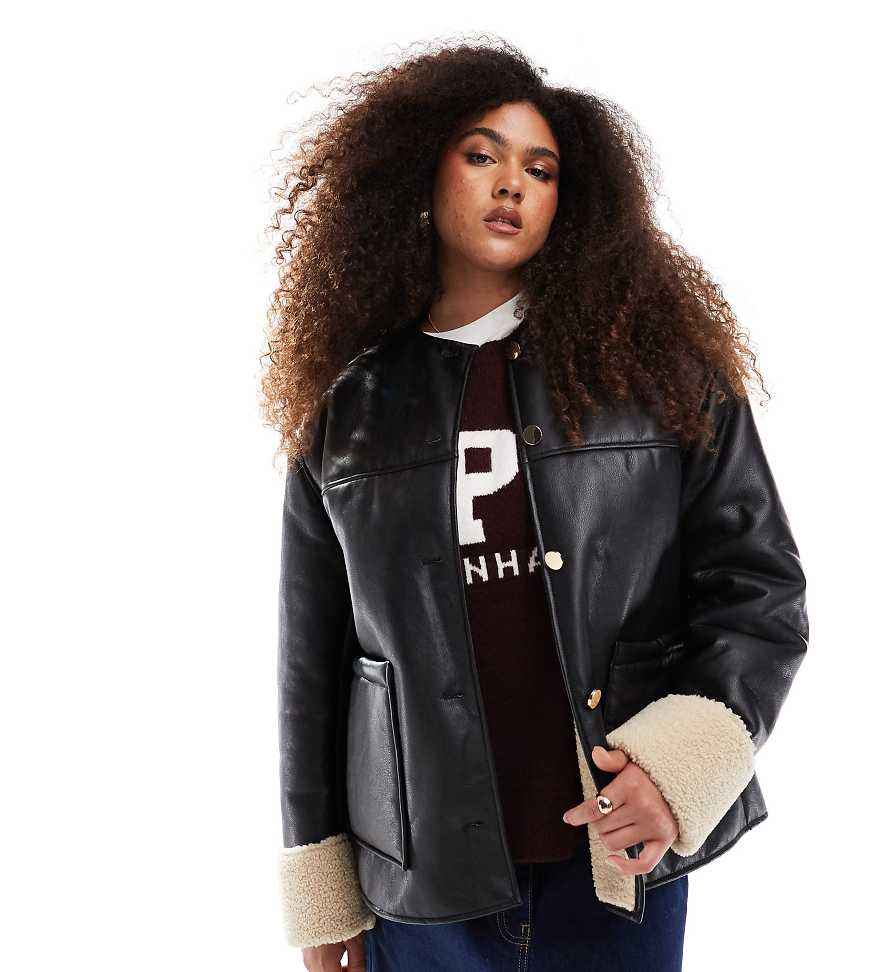 ASOS DESIGN Curve - Verstärkte, kragenlose Jacke in Schwarz mit Teddyfell ASOS DESIGN Curve - Verstärkte, kragenlose Jacke in Schwarz mit Teddyfell von ASOS DESIGN