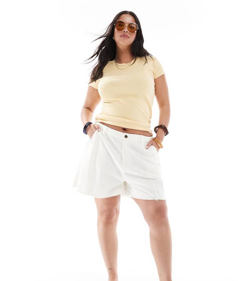 ASOS DESIGN Curve - Vorgewaschene A-Linien-Shorts in Creme-Bunt von ASOS Curve