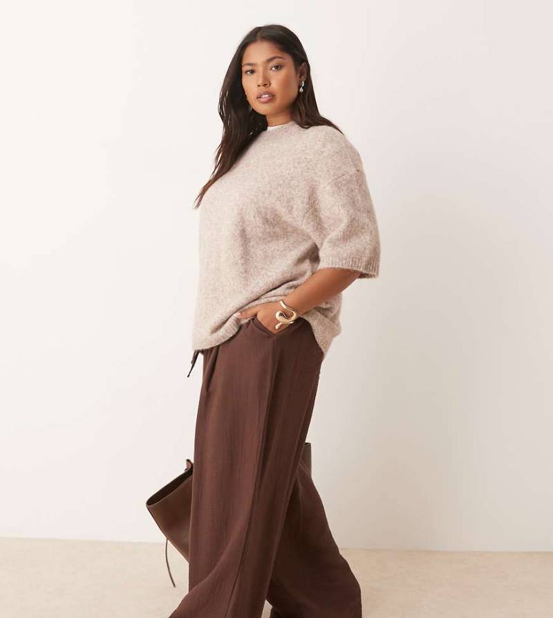 ASOS DESIGN Curve - Weiche, strukturierte Hose in Schokobraun mit Kontrastnähten und weitem Bein von ASOS DESIGN