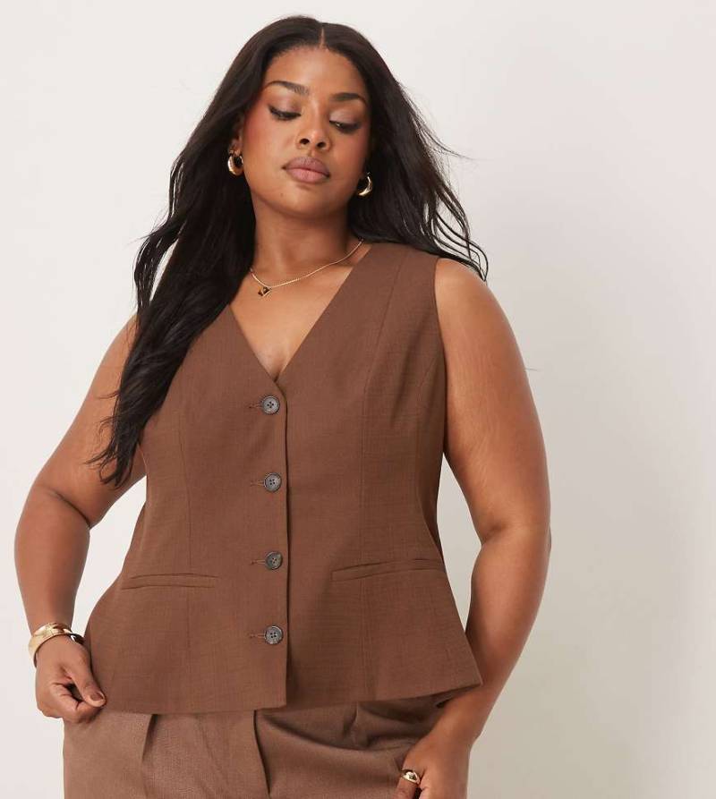 ASOS DESIGN Curve - Weste in Schokobraun mit Schößchen von ASOS DESIGN