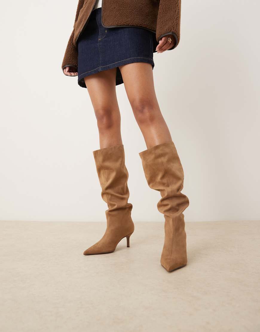 ASOS DESIGN - Cydney - Lässige, kniehohe Stiefel zum Reinschlüpfen aus Wildlederimitat in Sandbeige-Neutral ASOS DESIGN - Cydney - Lässige, kniehohe Stiefel zum Reinschlüpfen aus Wildlederimitat in Sandbeige-Neutral von ASOS DESIGN
