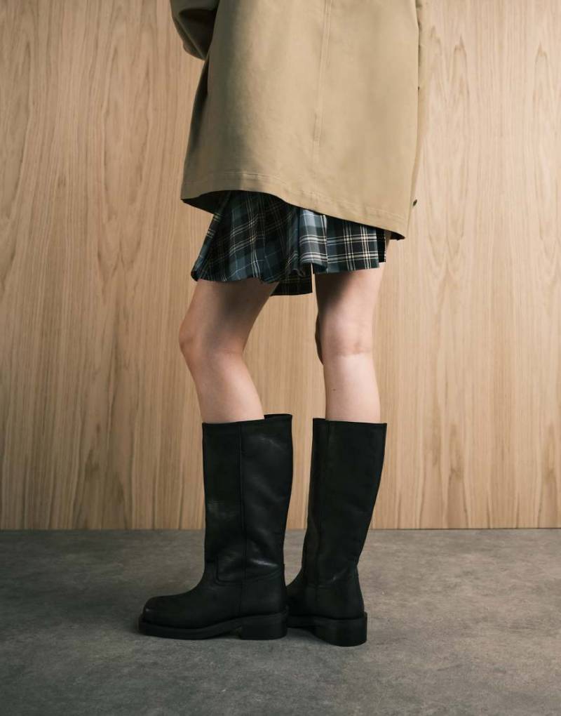 ASOS DESIGN - Cynthia - Trucker-Schlupfstiefel in Schwarz aus Nubukleder von ASOS DESIGN