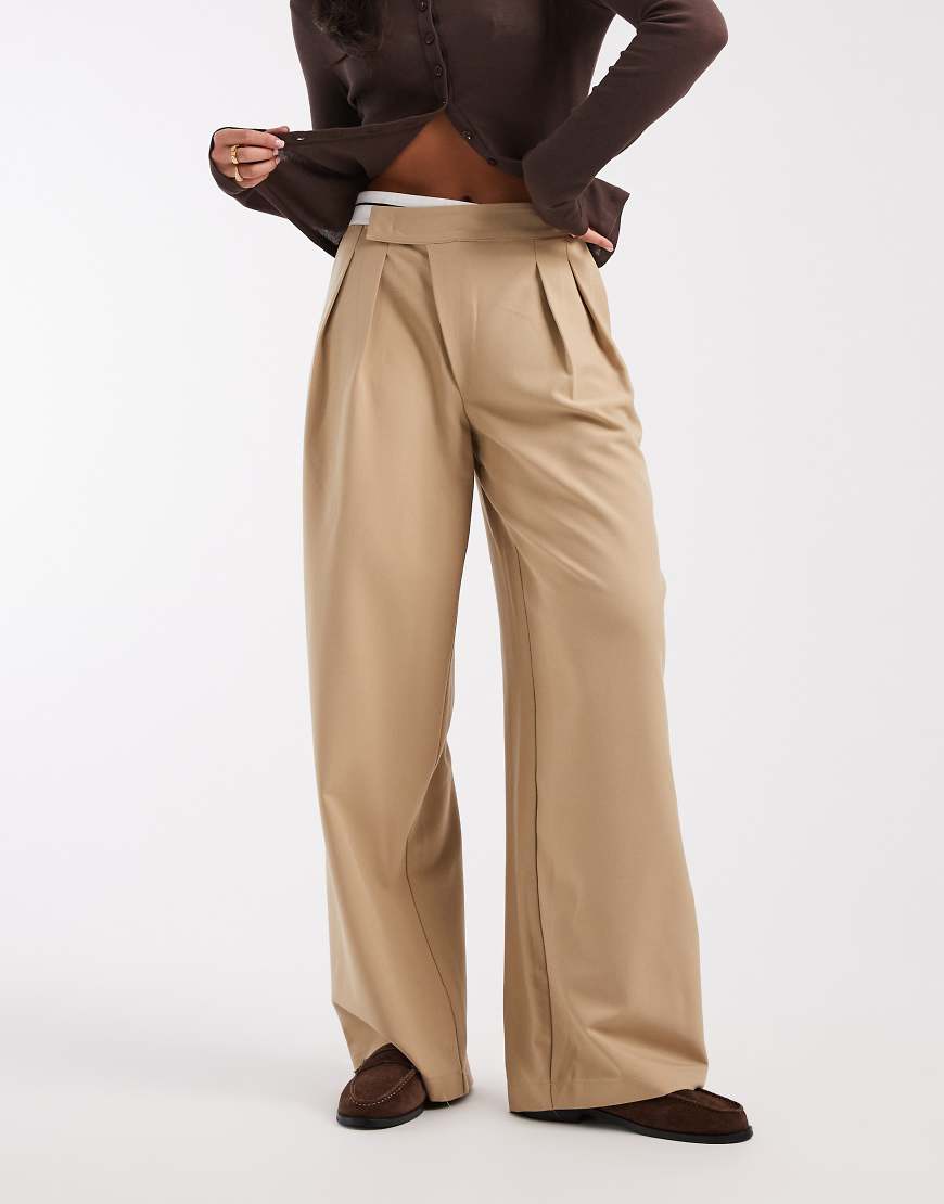 ASOS DESIGN - DECON - Elegante Hose in Kreuzkümmel-Beige mit weitem Bein und Kontrast-Bund im Deconstruct-Design-Brown von ASOS DESIGN