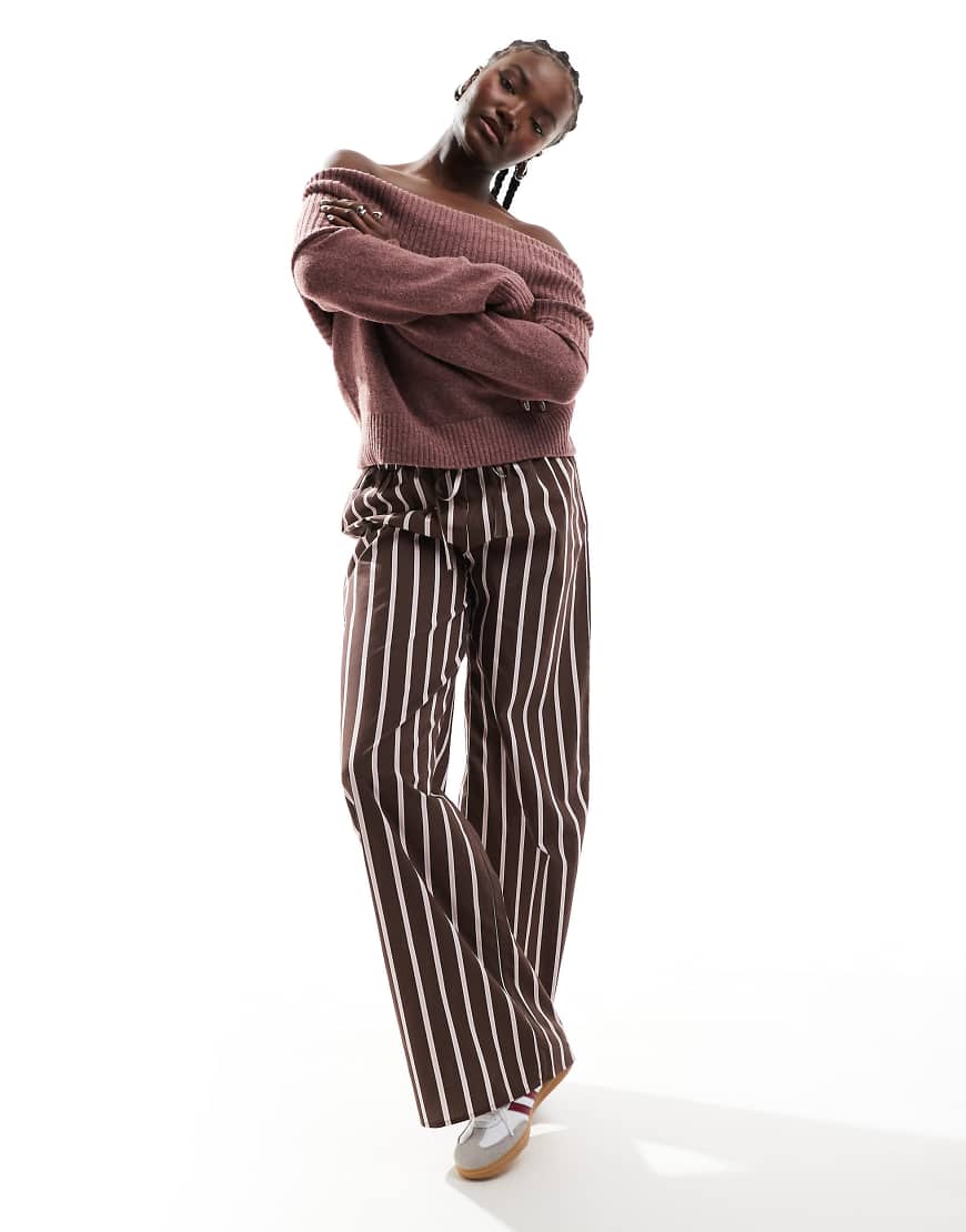 ASOS DESIGN - Dad-Hose aus Popeline in Schokobraun gestreift mit weitem Bein ASOS DESIGN - Dad-Hose aus Popeline in Schokobraun gestreift mit weitem Bein von ASOS DESIGN