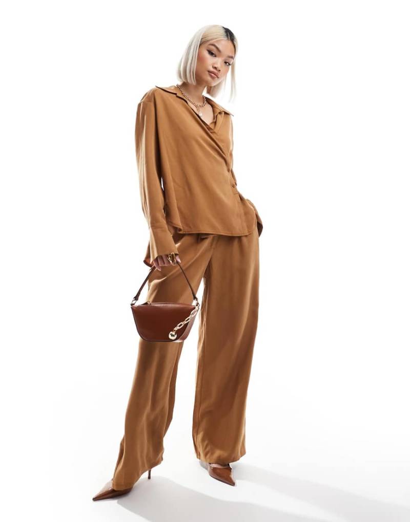 ASOS DESIGN - Hose in Kamelbraun mit lockerem, geradem Schnitt, Kombiteil von ASOS DESIGN