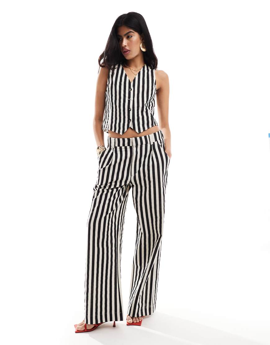 ASOS DESIGN - Hose in gestreiftem Schwarz-Weiß mit lockerem, geradem Schnitt und Leinenanteil, Kombiteil-Bunt ASOS DESIGN - Hose in gestreiftem Schwarz-Weiß mit lockerem, geradem Schnitt und Leinenanteil, Kombiteil-Bunt von ASOS DESIGN