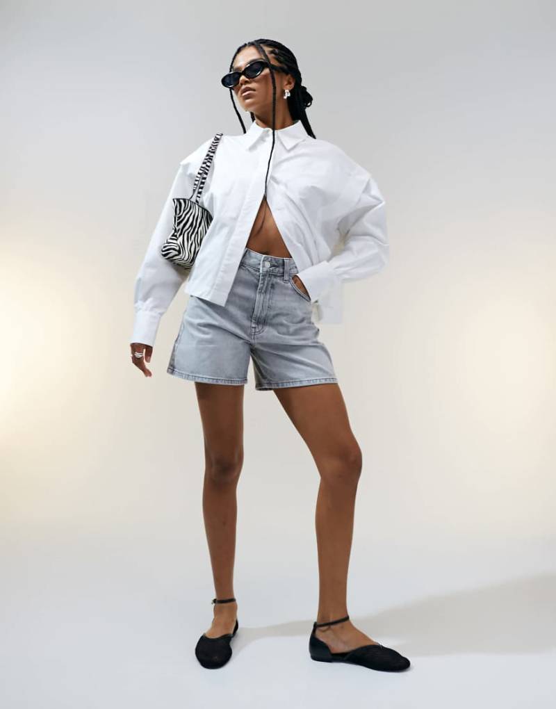 ASOS DESIGN - Dad-Jeans-Shorts in grauer Waschung von ASOS DESIGN