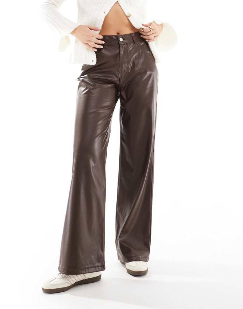 ASOS DESIGN - Dad-Jeans aus Kunstleder in Braun von ASOS DESIGN