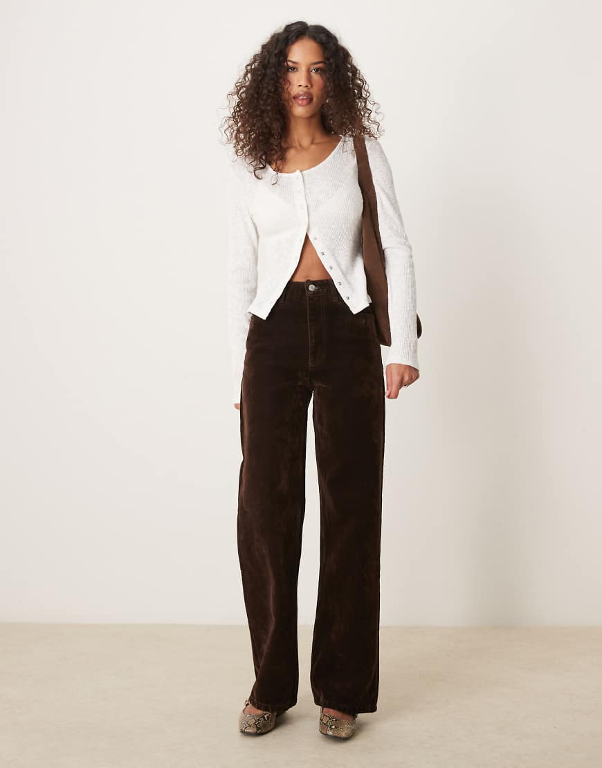 ASOS DESIGN - Dad-Jeans aus beflocktem Denim in Braun von ASOS DESIGN