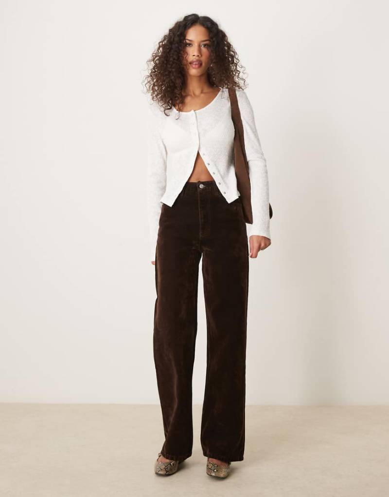 ASOS DESIGN - Dad-Jeans aus beflocktem Denim in Braun von ASOS DESIGN