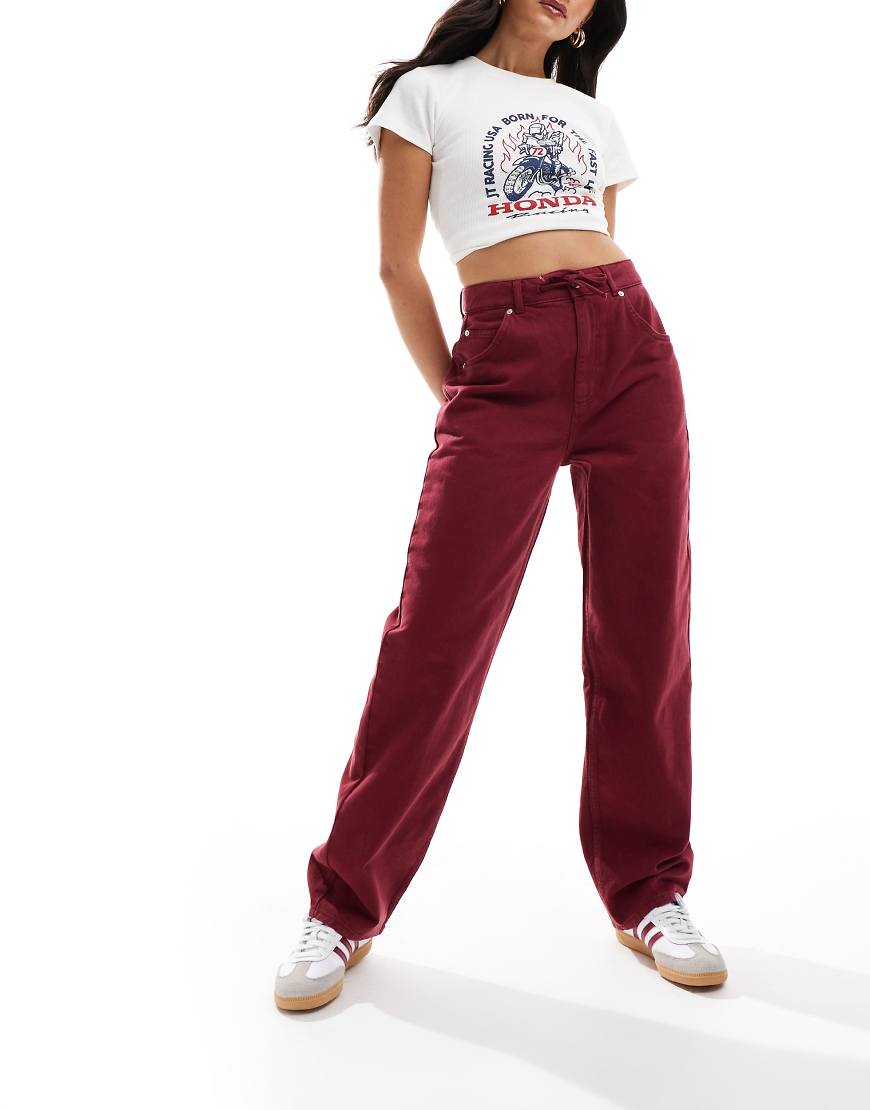 ASOS DESIGN - Dad-Jeans in Burgunderrot mit Bindegürtel ASOS DESIGN - Dad-Jeans in Burgunderrot mit Bindegürtel von ASOS DESIGN
