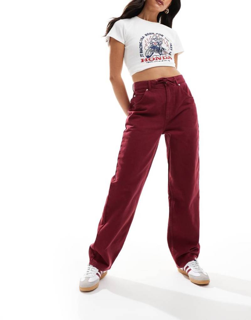 ASOS DESIGN - Dad-Jeans in Burgunderrot mit Bindegürtel von ASOS DESIGN