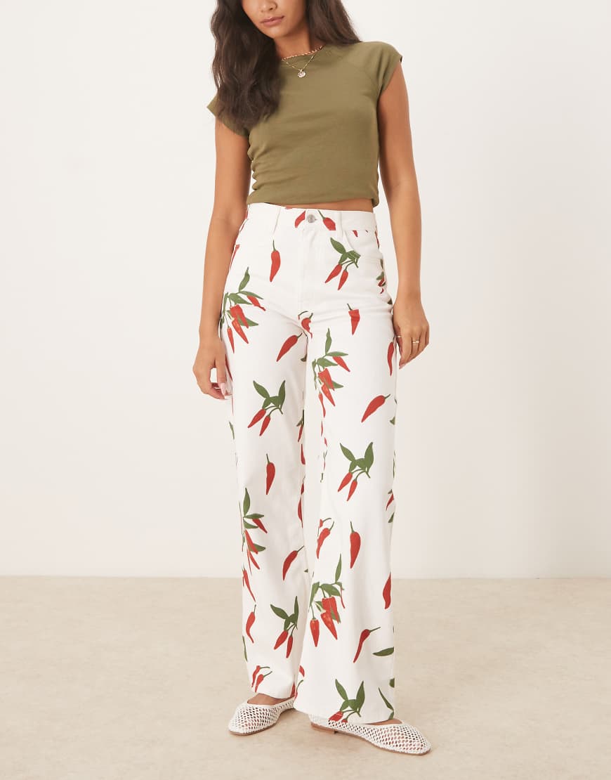 ASOS DESIGN - Dad-Jeans in Ecru mit Chilischoten-Muster-Bunt ASOS DESIGN - Dad-Jeans in Ecru mit Chilischoten-Muster-Bunt von ASOS DESIGN