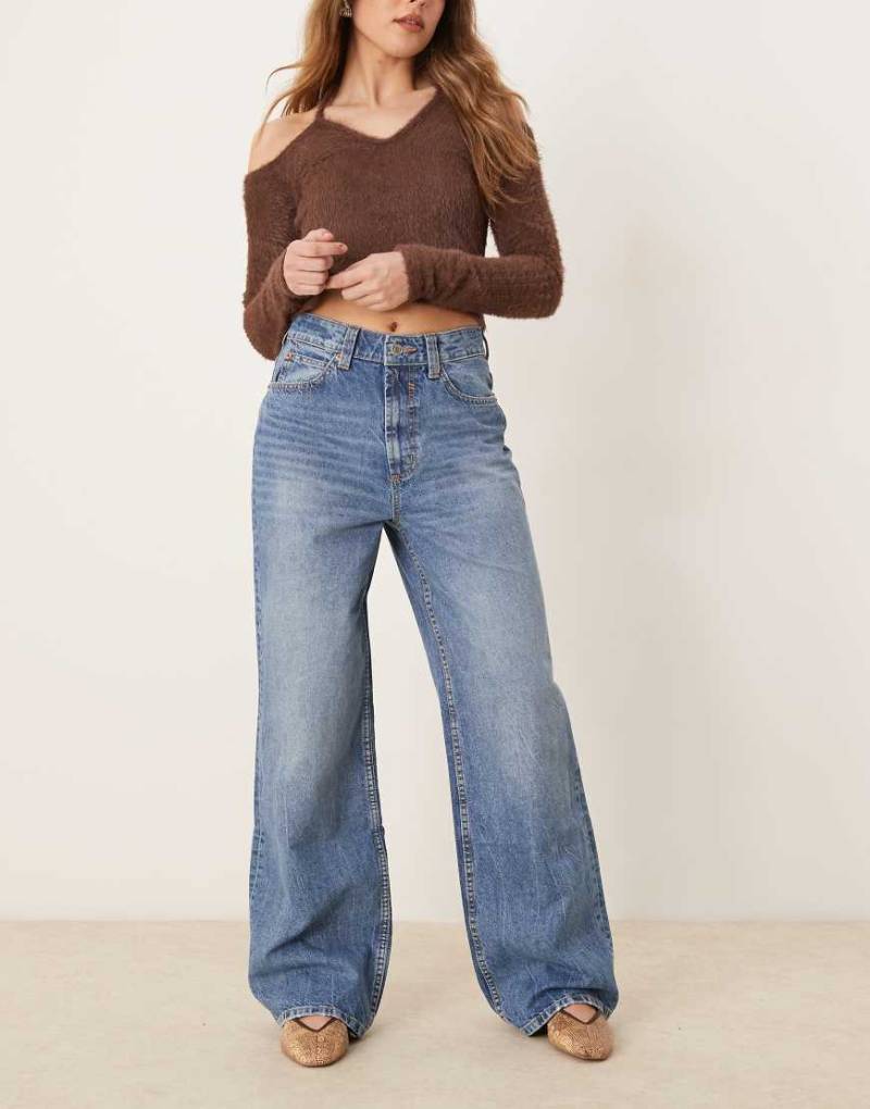ASOS DESIGN - Dad-Jeans in Mittelblau mit weitem Schnitt von ASOS DESIGN