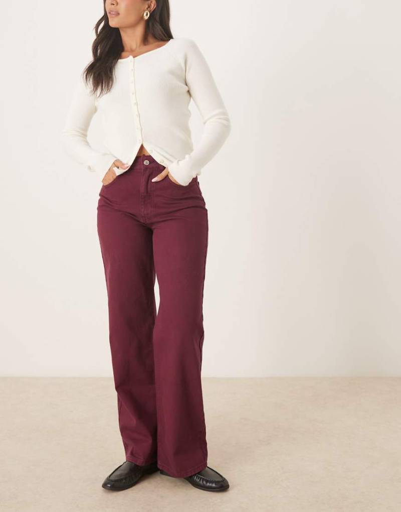 ASOS DESIGN - Dad-Jeans in Pflaume-Rot von ASOS DESIGN