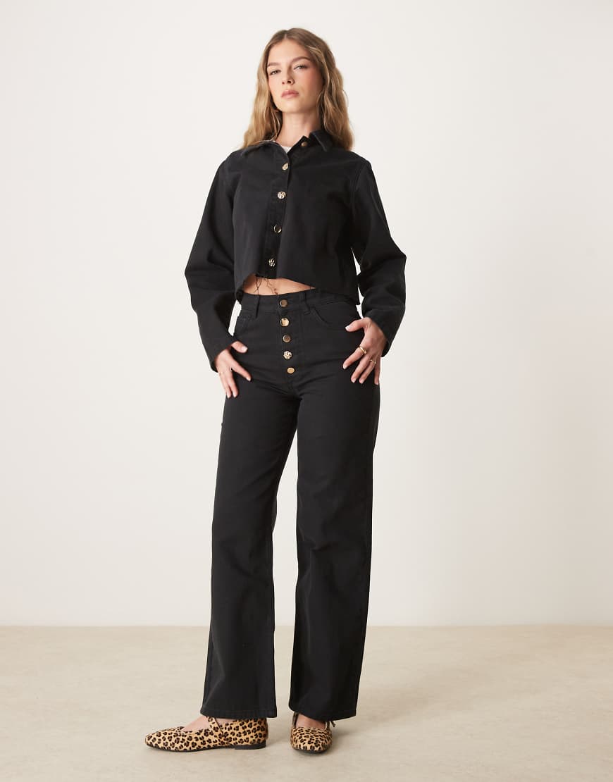 ASOS DESIGN - Dad-Jeans in Schwarz mit goldfarbener Knopfleiste von ASOS DESIGN