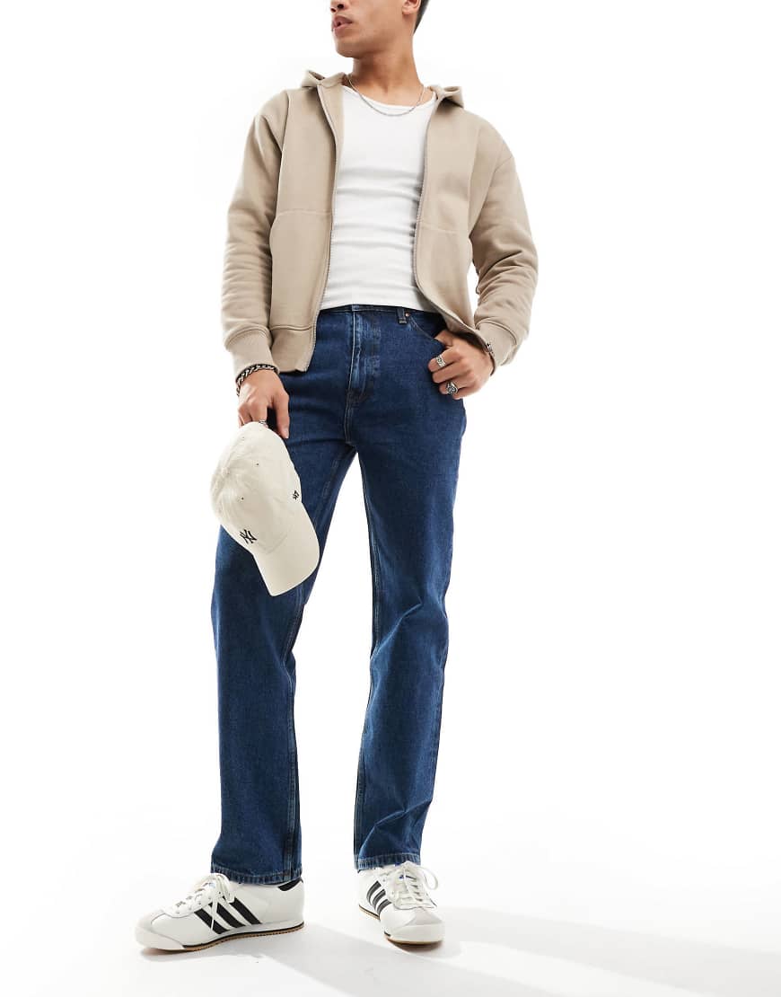 ASOS DESIGN - Dad-Jeans in dunkelblauer Waschung ASOS DESIGN - Dad-Jeans in dunkelblauer Waschung von ASOS DESIGN