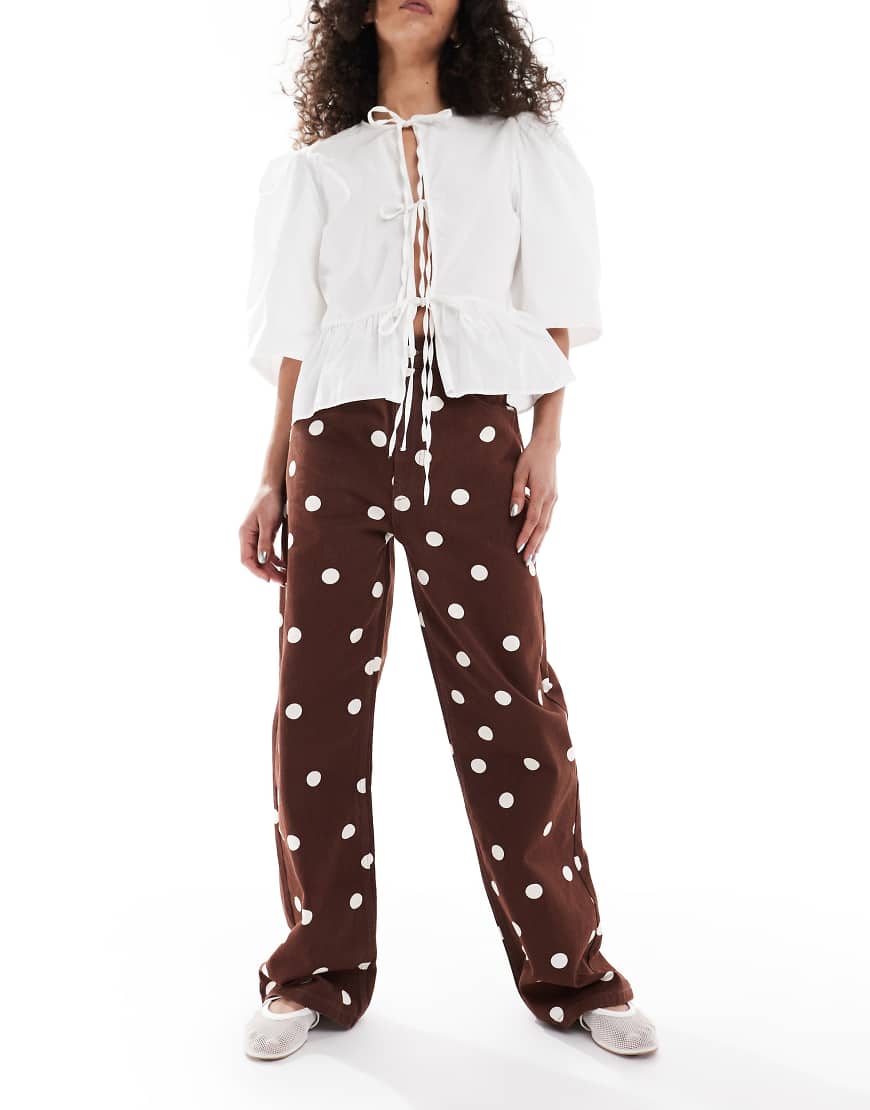 ASOS DESIGN - Dad-Jeans in gepunktetem Braun ASOS DESIGN - Dad-Jeans in gepunktetem Braun von ASOS DESIGN