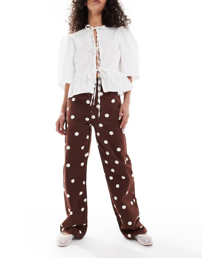 ASOS DESIGN - Dad-Jeans in gepunktetem Braun von ASOS DESIGN