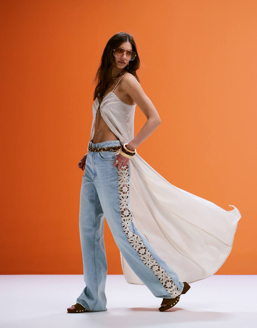 ASOS DESIGN - Dad-Jeans in heller Waschung mit weitem Bein und gehäkeltem Seiteneinsatz-Weiß ASOS DESIGN - Dad-Jeans in heller Waschung mit weitem Bein und gehäkeltem Seiteneinsatz-Weiß von ASOS DESIGN