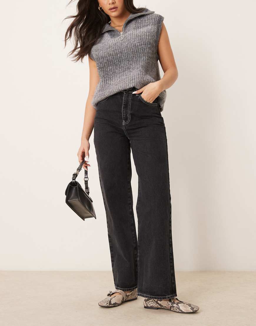 ASOS DESIGN - Dad-Jeans in schwarzer Waschung mit Kontrastnaht von ASOS DESIGN