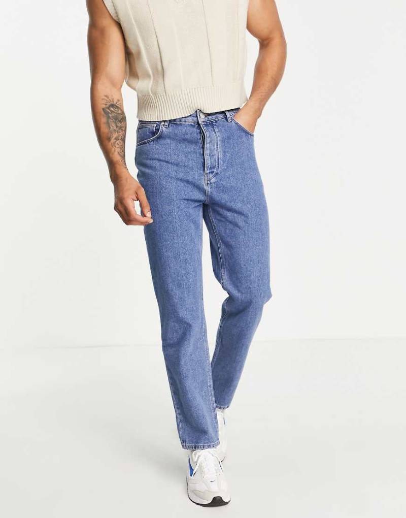 ASOS DESIGN - Dad-Jeans in verwaschenem Mittelblau von ASOS DESIGN