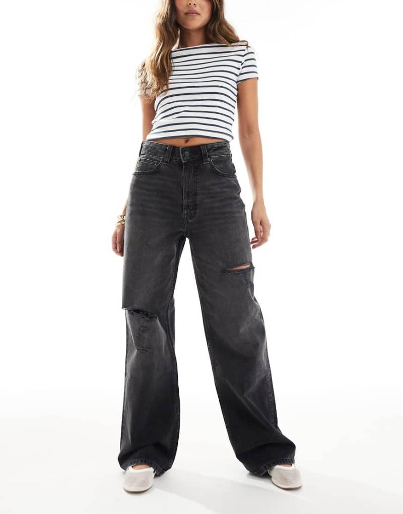 ASOS DESIGN - Weite Dad-Jeans in verwaschenem Schwarz mit Zierrissen von ASOS DESIGN