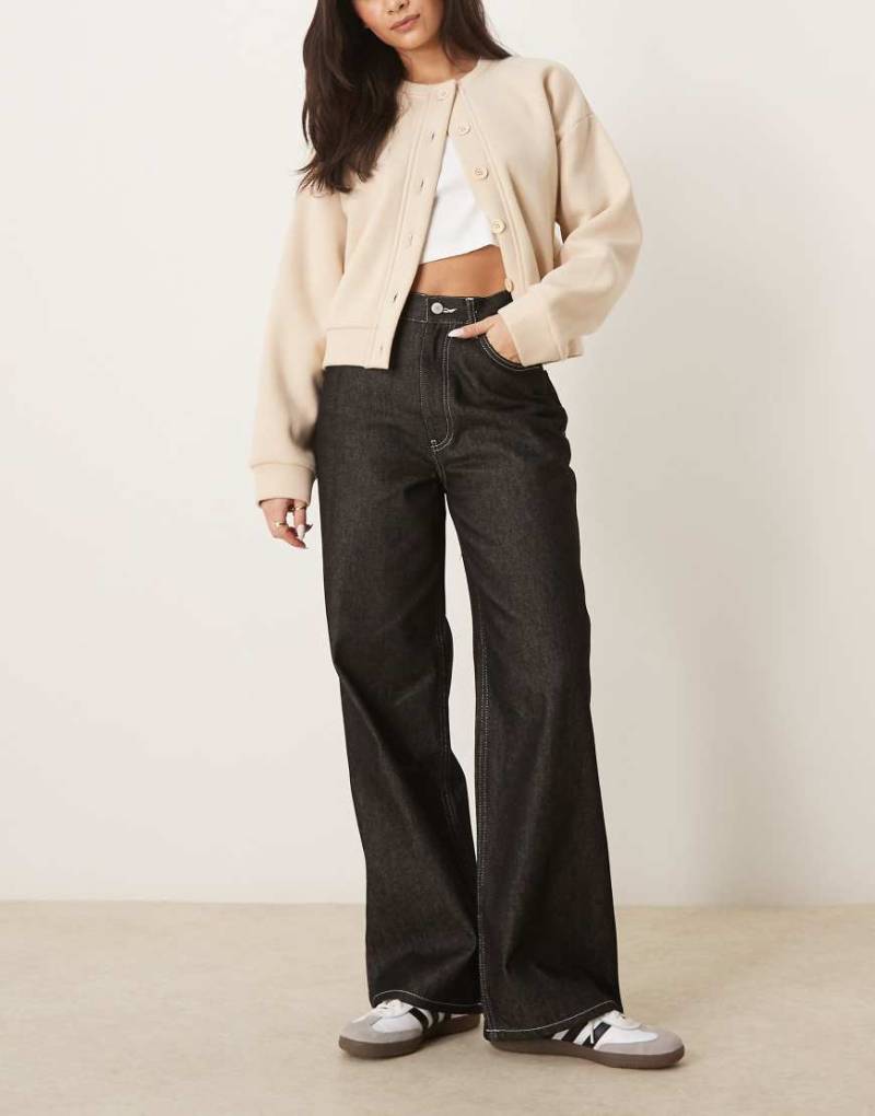 ASOS DESIGN - Dad-Jeans mit Waschung in Schwarz und Kontrastnaht von ASOS DESIGN