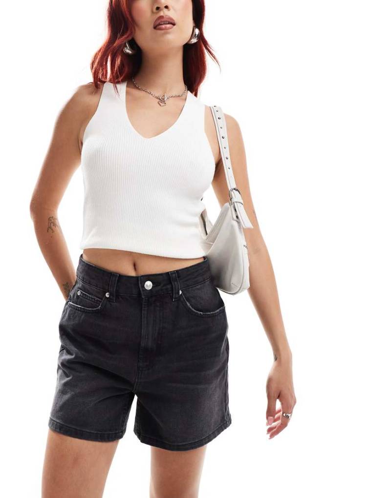 ASOS DESIGN - Dad-Jeansshorts in verwaschenem Schwarz von ASOS DESIGN