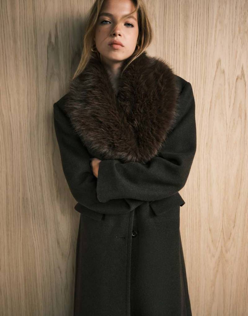 ASOS DESIGN - Dad-Mantel aus Wollmix in Schokobraun mit Kunstpelzkragen-Schwarz von ASOS DESIGN