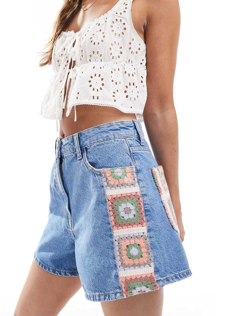ASOS DESIGN - Dad-Shorts aus Denim in Mittelblau mit Häkel-Einsätzen ASOS DESIGN - Dad-Shorts aus Denim in Mittelblau mit Häkel-Einsätzen von ASOS DESIGN